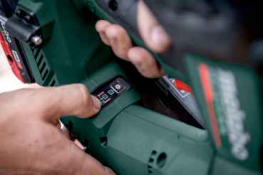 Metabo NFR 18 LTX 90 BL (612090840) AKKU-NAGLER, 2 x 4 Ah LiHD Akkus, neues Modell, Ladegerät, MetaBox, 1 Paar Metabo Handschuhe