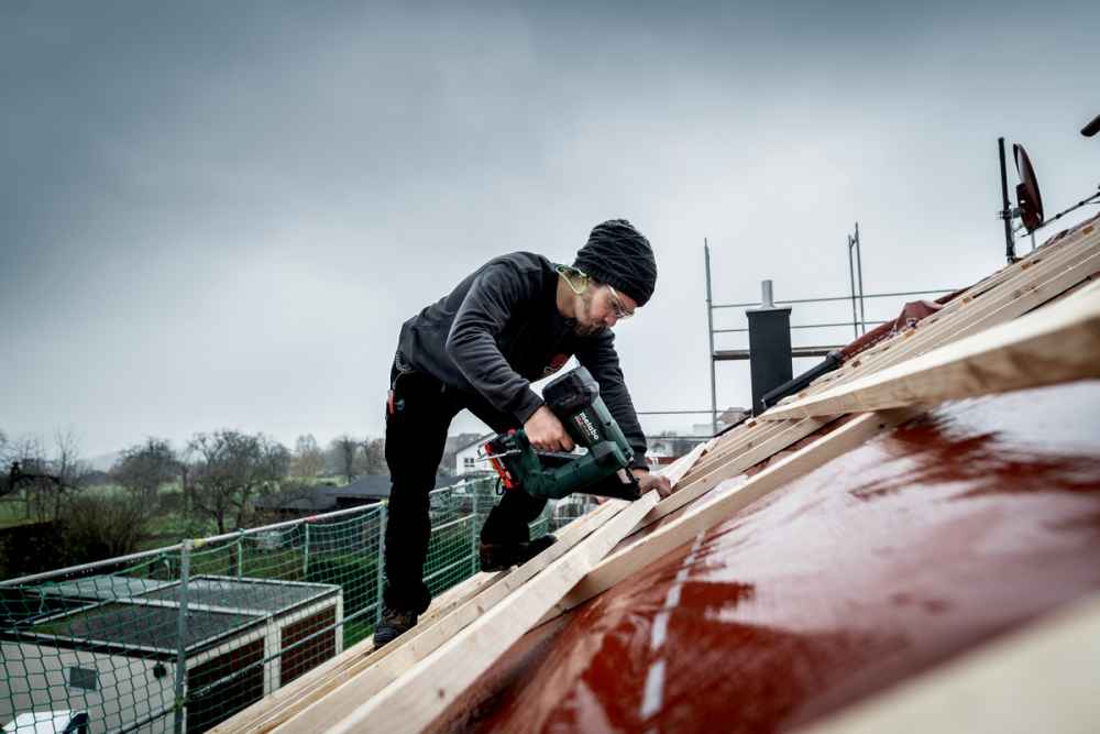 Metabo NFR 18 LTX 90 BL (612090840) AKKU-NAGLER, 2 x 4 Ah LiHD Akkus, neues Modell, Ladegerät, MetaBox, 1 Paar Metabo Handschuhe