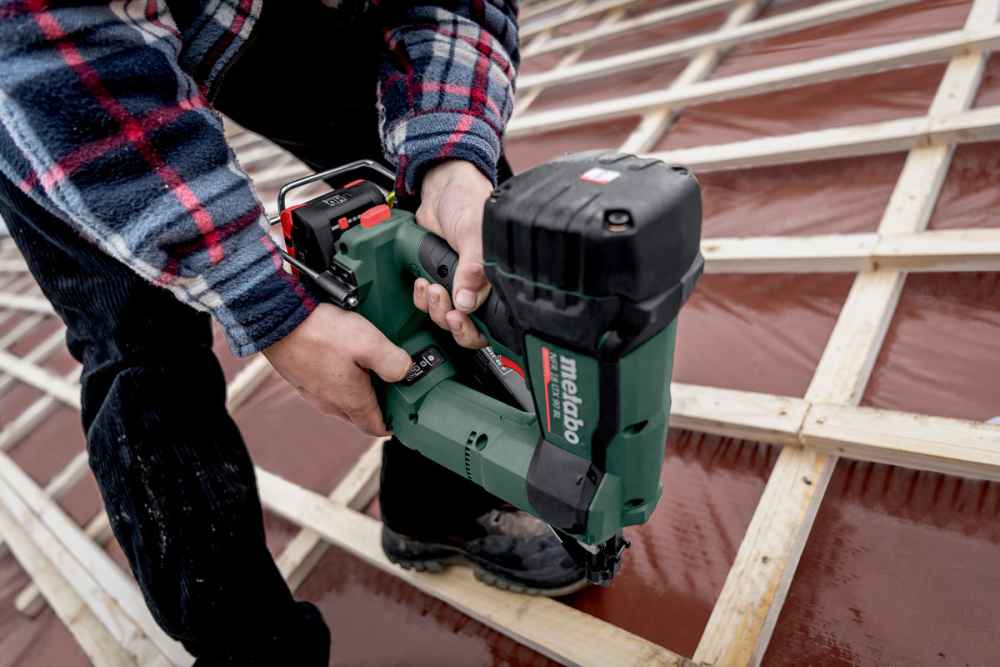 Metabo NFR 18 LTX 90 BL (612090840) AKKU-NAGLER, 2 x 4 Ah LiHD Akkus, neues Modell, Ladegerät, MetaBox, 1 Paar Metabo Handschuhe