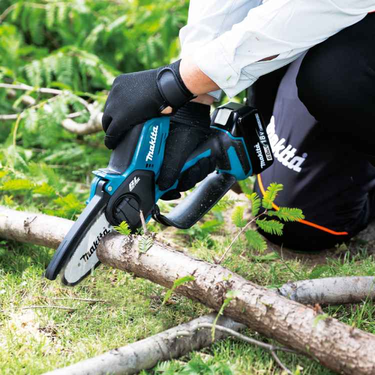 Makita DUC101Z Akku Kettensäge, 18 Volt, Solomaschine, leichte kompakte Astsäge inklusive Rundfeile zum Nachschärfen und Kettenöl