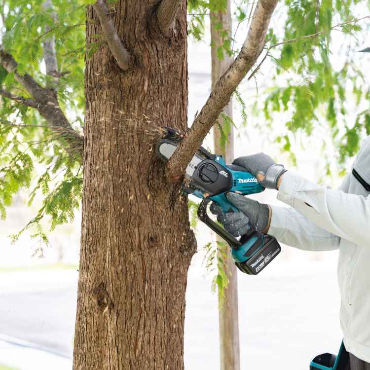 Makita DUC101Z Akku Kettensäge, 18 Volt, Solomaschine, leichte kompakte Astsäge inklusive Rundfeile zum Nachschärfen und Kettenöl